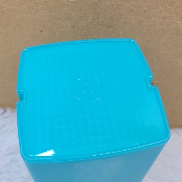 Tupperware Turquoise Pick-A-Deli Container - Picture 5 of 5